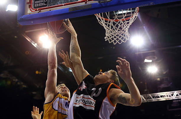 凭借强硬的 凭借强硬的